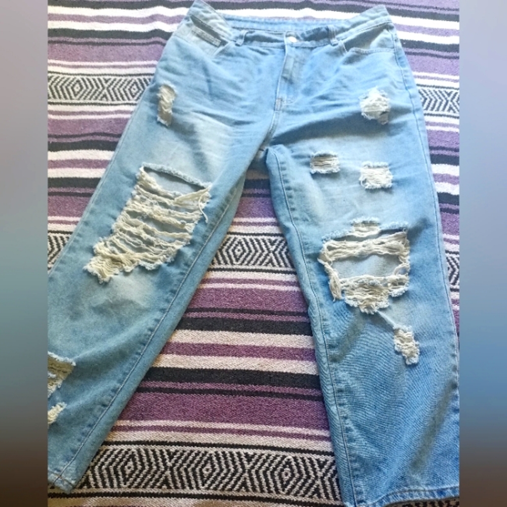 Distressed Fashionable Jeans Size 0XL